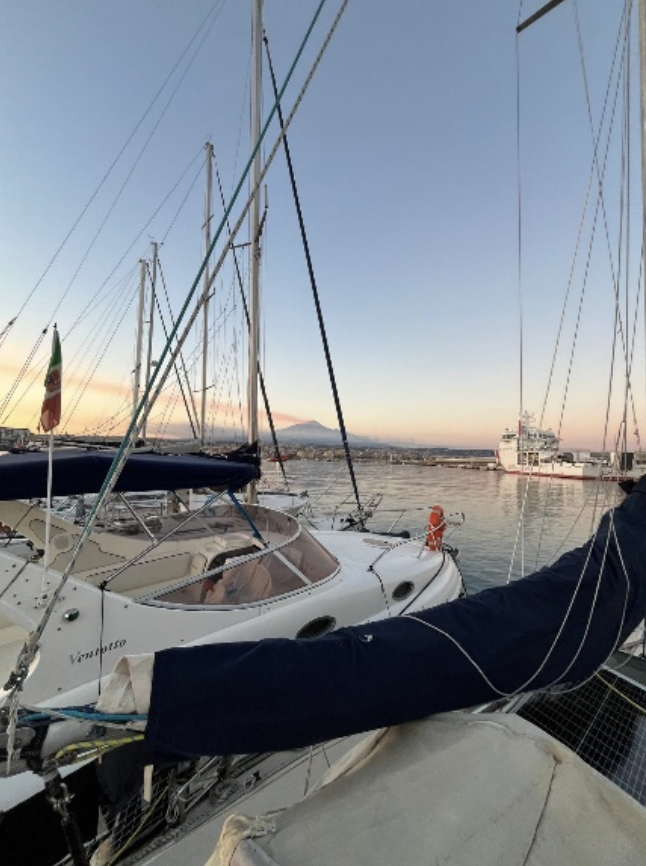 Le port de Catane : une présence militaire et humanitaire discrète mais constante